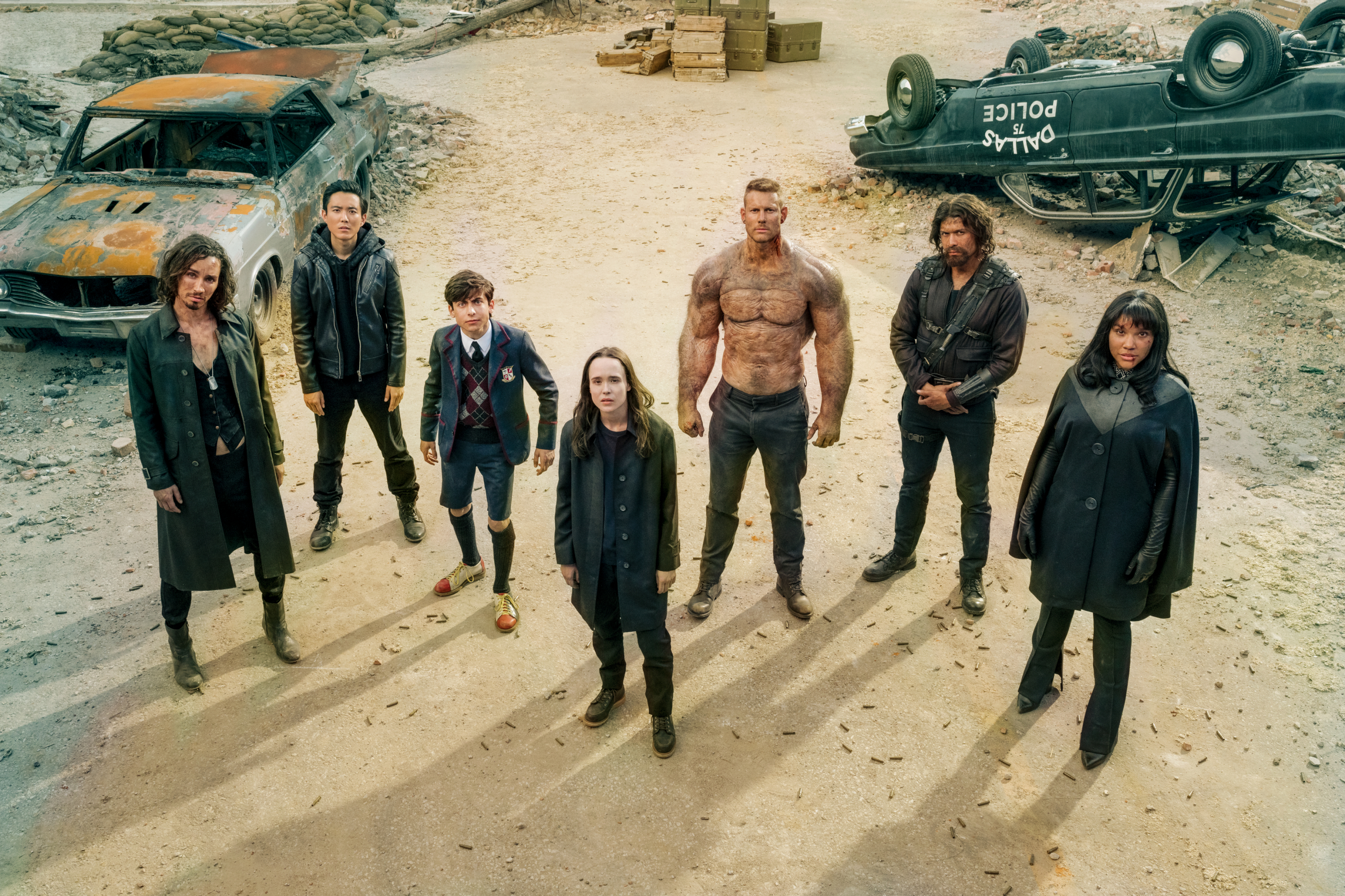 THE UMBRELLA ACADEMY (L to R) ROBERT SHEEHAN as KLAUS HARGREEVES, JUSTIN H. MIN as BEN HARGREEVES, AIDAN GALLAGHER as NUMBER FIVE, ELLEN PAGE as VANYA HARGREEVES, TOM HOPPER as LUTHER HARGREEVES, DAVID CASTA?EDA as DIEGO HARGREEVES and EMMY RAVER-LAMPMAN as ALLISON HARGREEVES in episode 201 of THE UMBRELLA ACADEMY Cr. CHRISTOS KALOHORIDIS/NETFLIX ? 2020