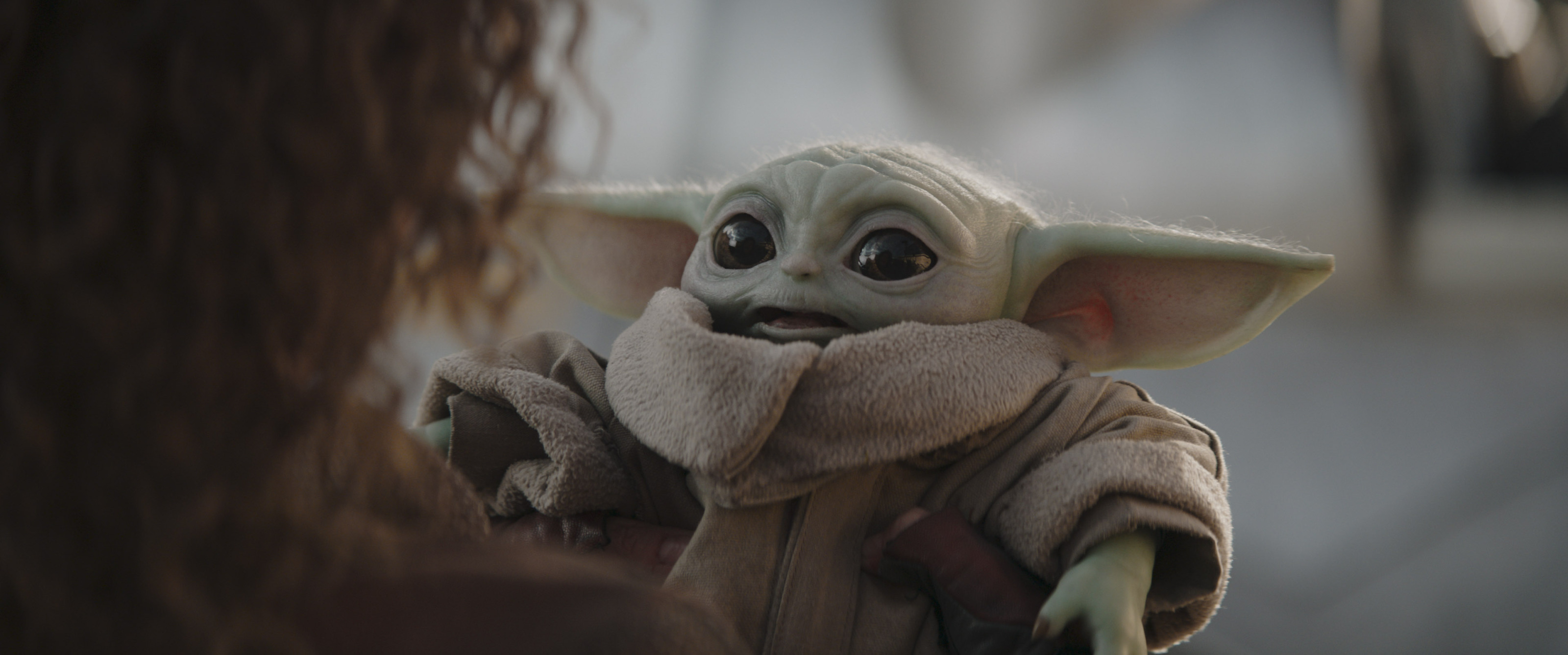 (L-R): Peli Motto (Amy Sedaris) and Grogu in Lucasfilm's THE MANDALORIAN, season three, exclusively on Disney+. ?2023 Lucasfilm Ltd. & TM. All Rights Reserved.