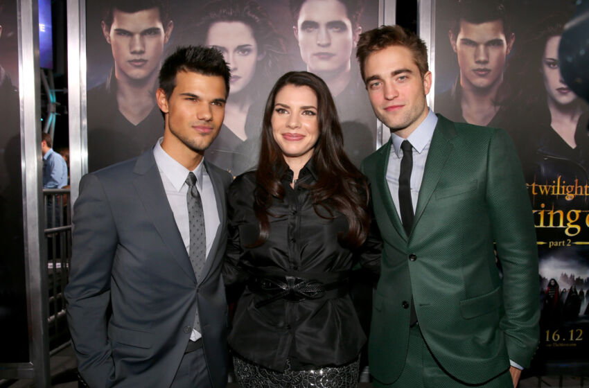 LOS ANGELES, CA - NOVEMBER 12: (L-R) Actors Taylor Lautner, Kristen Stewart, author Stephenie Meyer, and actor Robert Pattinson arrive at the premiere of Summit Entertainment's