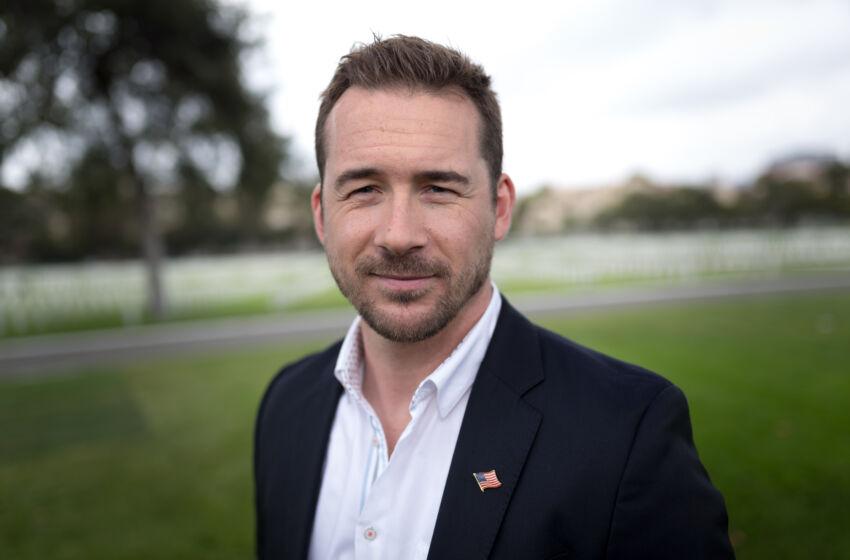 LOS ANGELES, CA - MAY 18: Barry Sloane and the Cast Of